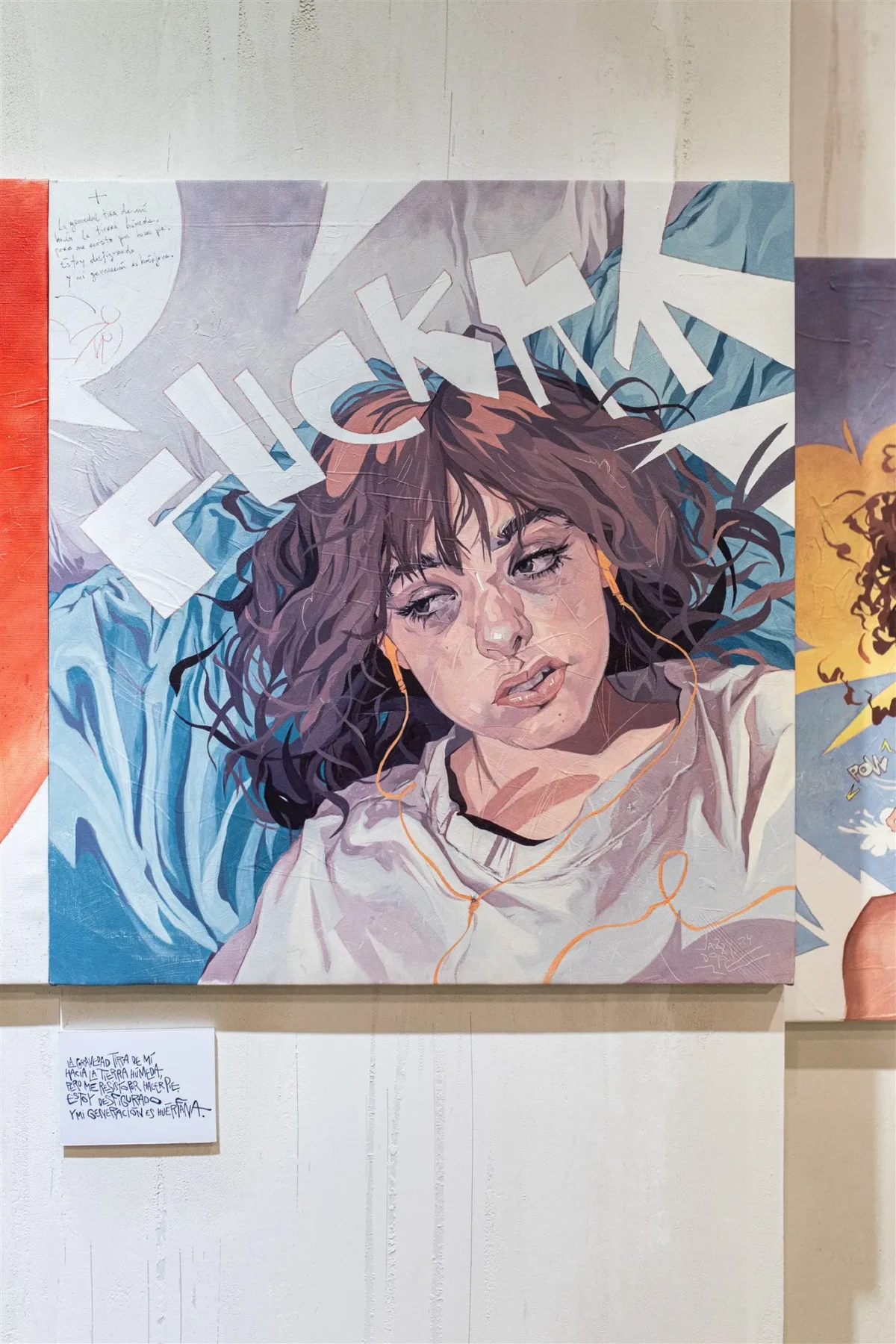 La gravedad tira de mí1 Pintura figurativa de Jazzy Dope en rojos y tonos oscuros, con la figura arrastrada hacia abajo. Obra "La gravedad tira de mí".