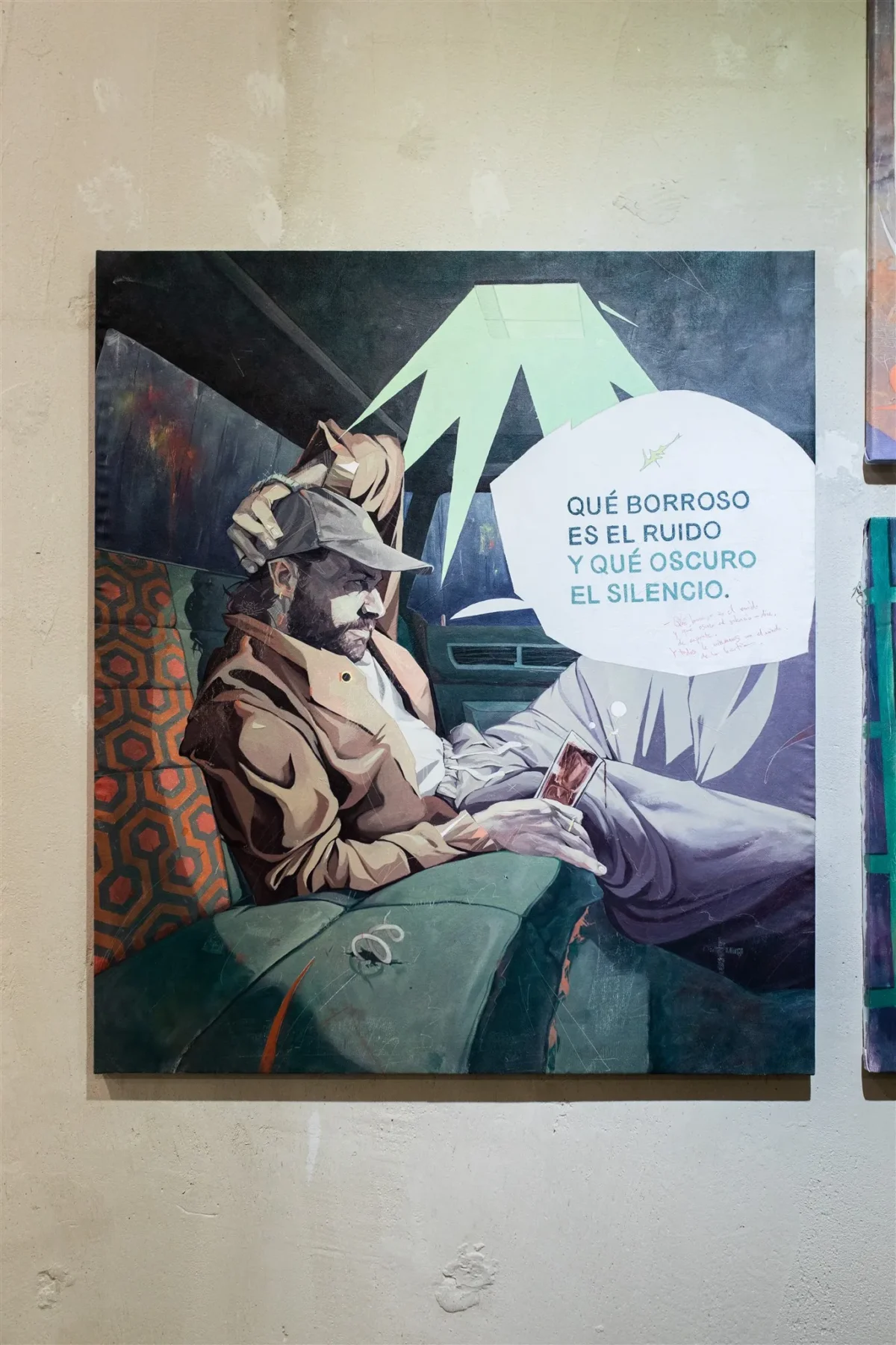 Qué borroso es el ruido y qué oscuro el silencio. Dice, de repente, y todos le miramos con el miedo de la bestia. Pintura original de Jazzy Dope, figura desdibujada entre rojos y sombras. Obra "Qué borroso es el ruido y qué oscuro el silencio".