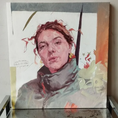 Pintura figurativa de Jazzy Dope, rostro fragmentado entre rojos y ocres. Obra "Cuando me muera nada de esto valdrá un pimiento".